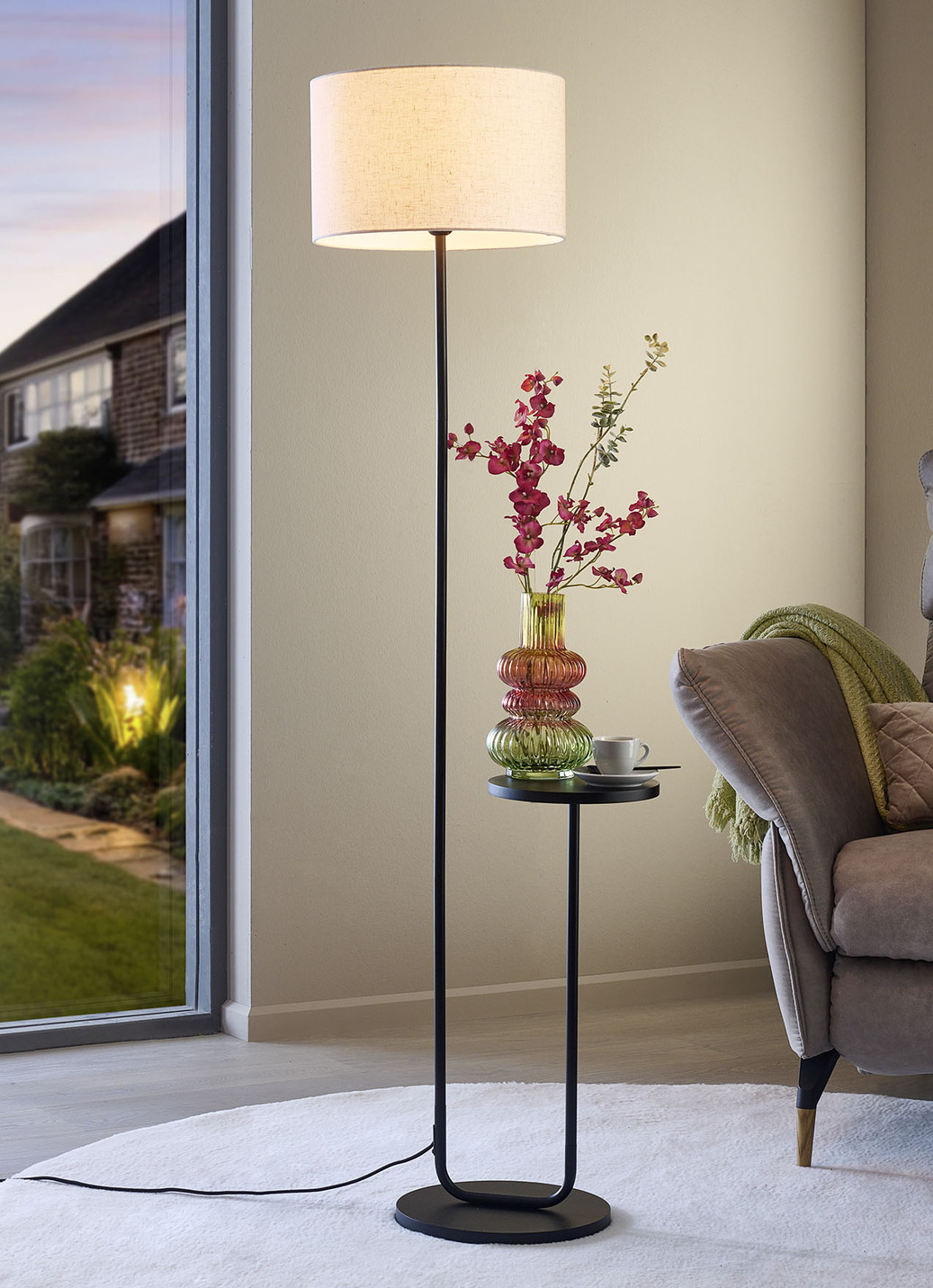 Stylishe Stehleuchte mit integriertem Tisch, Schwarz Stylishe Stehleuchte mit integriertem Tisch, Schwarz von BADER