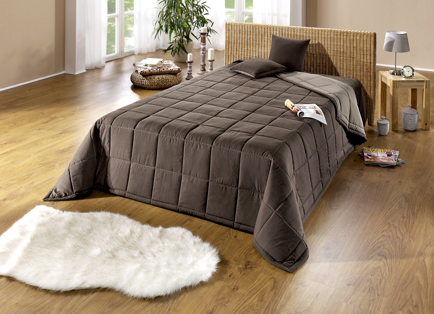 Tagesdecke mit Karo-Steppung und Bandeinfassung, Größe 906 (für franz. Bett, 220x250 cm), Braun von BADER