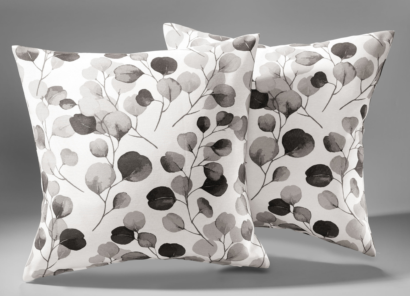 Tagesdecke und Kissenbezüge mit Blättermotiv, Größe 924 (2 Kissenbezüge, 50x 50 cm), Grau von BADER