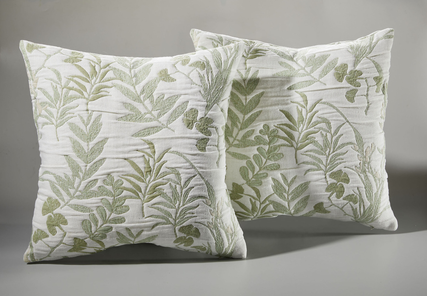 Tagesdecke und Kissenbezüge mit Gräser-Dessin, Größe 920 (2 Kissenbezüge, 40x 40 cm), Salbei von BADER