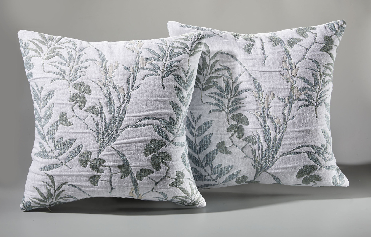 Tagesdecke und Kissenbezüge mit Gräser-Dessin, Größe 924 (2 Kissenbezüge, 50x 50 cm), Grau von BADER