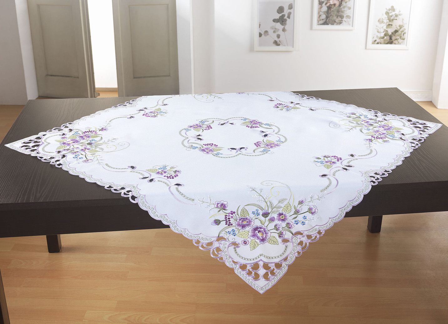 Tischdecke oder Kissenbezug mit Blüten-Stickerei, Größe 185 (Tischdecke, 85x 85 cm), Weiss-Bunt von BADER