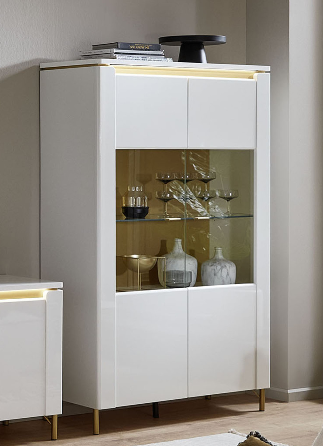 Vitrine mit LED-Beleuchtung und Softclose, 2-türig, Weiss-Gold Vitrine mit LED-Beleuchtung und Softclose, 2-türig, Weiss-Gold von BADER