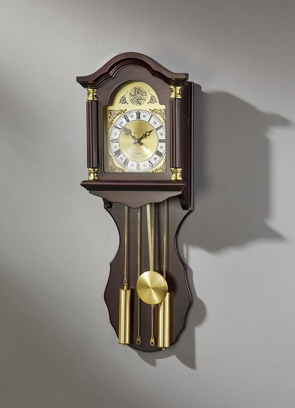 Wanduhr mit Westminster-Quarzuhrwerk, Nussbaum von BADER