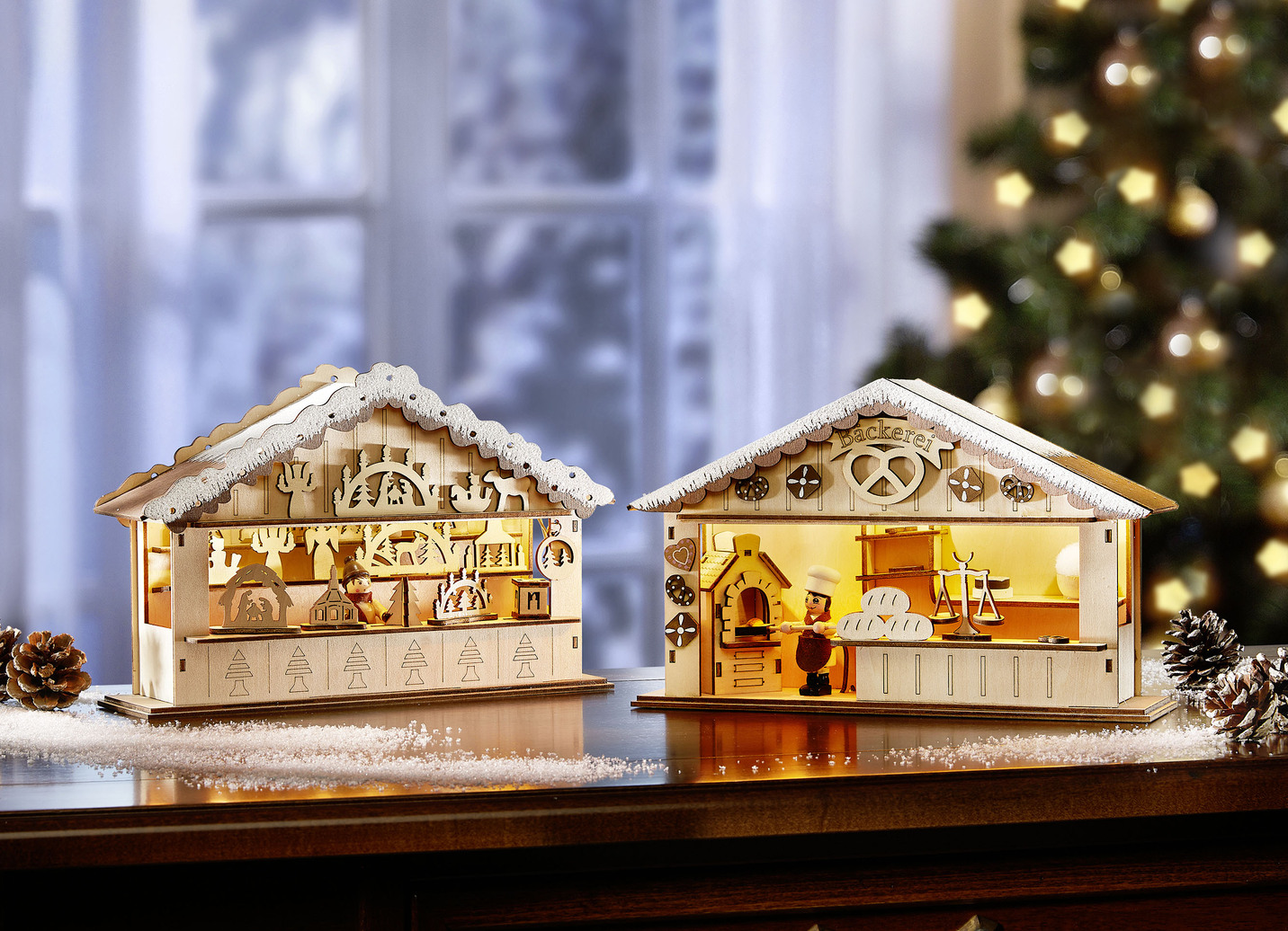 Weihnachtsmarktszene aus Holz, Weihnachtsmarkthütte, Natur-Braun von BADER