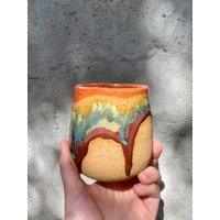 Auf Bestellung Hergestellte Rainbow Pride-Becher - 50 % Des Gewinns Werden Gespendet Auf Bestellung Hergestellte Rainbow Pride-Becher - 50 % Des Gewinns Werden Gespendet von BAKEDclaystudio