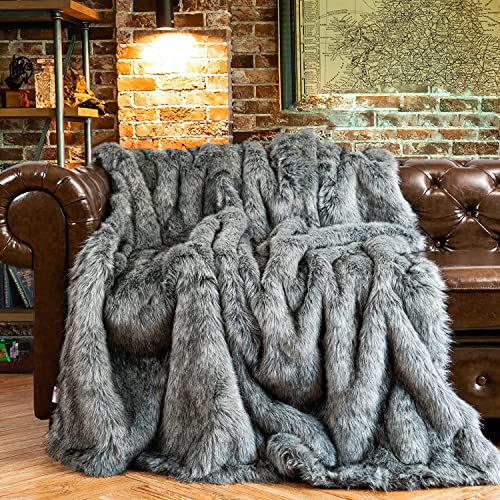 BATTILO HOME Kunstfell-Überwurfdecke für Couch, Bett, gemütlich, flauschig, elegant, pelzig, dekorative Couchdecke, wendbar auf Plüschsamt, 127 x 152,4 cm, Grau von BATTILO HOME