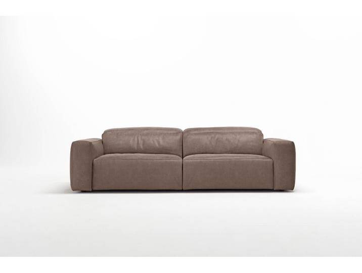 2,5-Sitzer EGOITALIANO Beverly, Designsofa mit erstklassigem Sitzkomfort und tollen Details , braun (mud), B:242cm H:95cm T:109cm, Luxus-Micofaser Lederoptik (100% Polyester) ist ein neues technisches Gewebe mit einem visuellen und taktilen Aspekt, der dem Nubuk sehr nahe kommt, mit innovativen Eigenschaften. Seine außerordentliche Weichheit kommt von einem exklusiven Produktionsprozess, der Unreinheiten und Unregelmäßigkeiten beseitigt. Das Ergebnis ist eine bemerkenswert samtige Faser, die durch das Vorhandensein von Körnern verstärkt wird. Von der einfarbigen Eleganz der warmen Farben und der Vielfalt an trendigen Farben, die es zu seiner eigenen Stärke und Persönlichkeit machen., Sofas, Breite 242 cm, verstellbare Kopfteile von BAUR