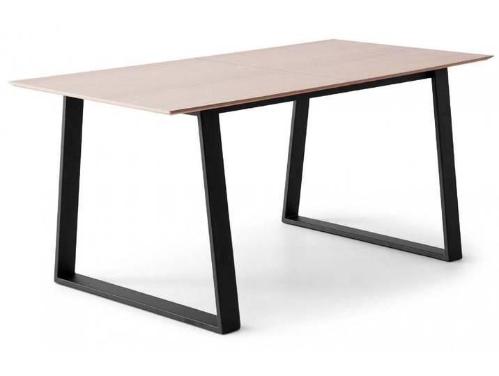 Esstisch HAMMEL FURNITURE Meza Designtisch mit Auszugsfunktion und 2 Einlegeplatten , beige (natur, schwarz, natur), B:165cm H:73,5cm, Tischplatte: Weißpigmentiertes, matt lackiertes Eichenfurnier (natürliche MDF-Kante). Gestell: Pulverbeschichtetes schwarzes Metall, RAL9005 matt., Tische, rechteckige Tischplatte MDF, Trapez Metallgestell von BAUR
