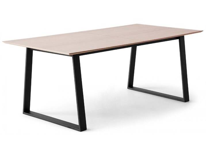 Esstisch HAMMEL FURNITURE Meza Designtisch mit Auszugsfunktion und 2 Einlegeplatten , beige (natur, schwarz, natur), B:210cm H:73,5cm, Tischplatte: Weißpigmentiertes, matt lackiertes Eichenfurnier (natürliche MDF-Kante). Gestell: Pulverbeschichtetes schwarzes Metall, RAL9005 matt., Tische, rechteckige Tischplatte MDF, Trapez Metallgestell von BAUR
