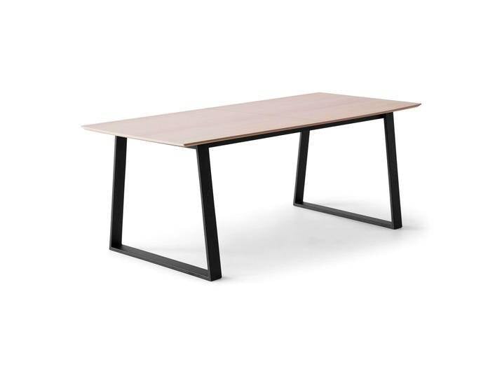 Esstisch HAMMEL FURNITURE Meza Designtisch mit Auszugsfunktion und 2 Einlegeplatten , beige (natur, schwarz, natur), B:210cm H:74cm T:100cm, Tischplatte: Weißpigmentiertes, matt lackiertes Eichenfurnier (natürliche MDF-Kante). Gestell: Pulverbeschichtetes schwarzes Metall, RAL9005 matt., Tische, bootsförmige Tischplatte MDF,Trapez gestell, in zwei Breiten von BAUR