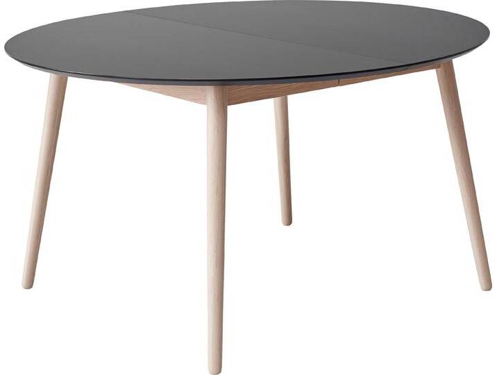 Esstisch HAMMEL FURNITURE Meza Designtisch mit Auszugsfunktion und 2 Einlegeplatten , grau (graphit, naturfarben), B:135cm H:73,5cm T:135cm, Tischplatte: Graphit nanobehandeltes Fenix-Laminat (schwarzer Rand), Gestell: Weiß pigmentierte Eiche matt Lack (Massivholz), Mit nanobehandeltem Laminat, einer matten, seidigen Oberfläche, die Fingerabdrücke abweist und langlebig und hygienisch ist, Tische, Ø135(231) cm, runde Tischplatte aus MDF/Laminat, Massivholzgestell von BAUR