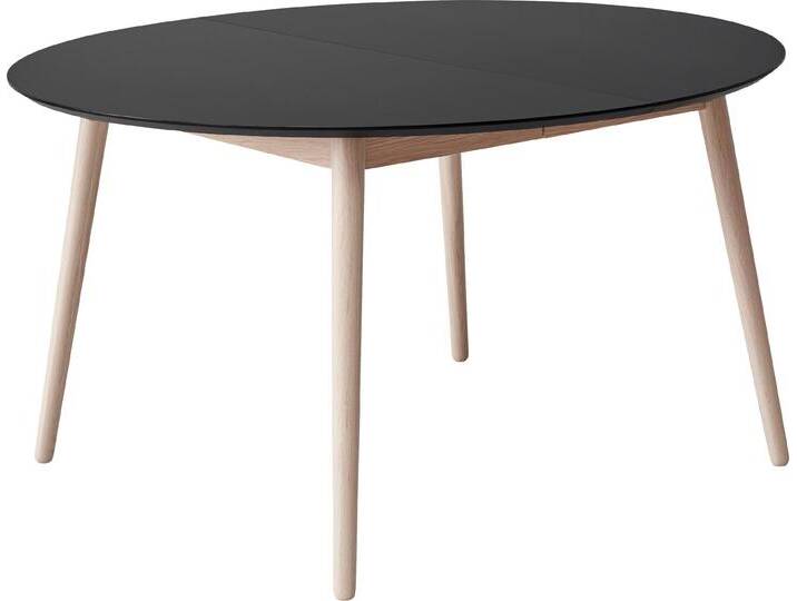 Esstisch HAMMEL FURNITURE Meza Designtisch mit Auszugsfunktion und 2 Einlegeplatten , schwarz (schwarz, naturfarben), B:135cm H:73,5cm T:135cm, Tischplatte: Schwarzes nanobehandeltes Fenix-Laminat (schwarzer Rand), Gestell: Gestell: Weiß pigmentierte Eiche matt Lack (Massivholz;Mit nanobehandeltem Laminat, einer matten, seidigen Oberfläche, die Fingerabdrücke abweist und langlebig und hygienisch ist, Tische, Ø135(231) cm, runde Tischplatte aus MDF/Laminat, Massivholzgestell von BAUR