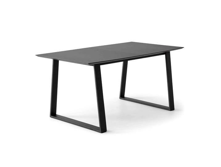 Esstisch HAMMEL FURNITURE Meza Designtisch mit Auszugsfunktion und 2 Einlegeplatten , schwarz (schwarz, schwarz, schwarz), B:165cm H:74cm T:90cm, Tischplatte: Schwarzes nanobehandeltes Fenix-Laminat (schwarzer Rand), Gestell: Pulverbeschichtetes schwarzes Metall, RAL9005 matt. Mit nanobehandeltem Laminat, einer matten, seidigen Oberfläche, die Fingerabdrücke abweist und langlebig und hygienisch ist., Tische, bootsförmige Tischplatte MDF,Trapez gestell, in zwei Breiten von BAUR