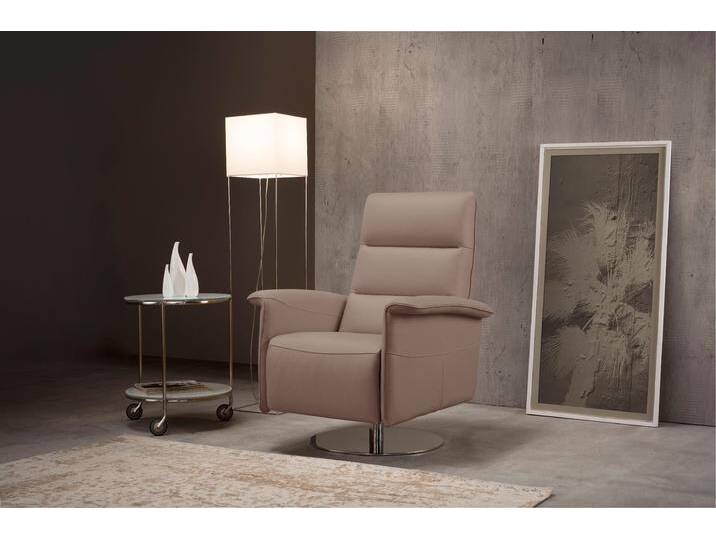 Sessel EGOITALIANO Kelly Designsessel , beige (safari), B:83cm H:105cm T:92cm, Leder u00bbBULLu00ab (echtes Rindsleder). Geschliffenes, pigmentiertes und behandeltes Rindsleder mit einer Dicke von 1, 3-1, 5 mm. Dieses Leder zeigt eine ziemlich weiche Hand mit einem halb undurchsichtigen Aussehen. Es handelt sich um ein geschütztes Leder. Eine leichte Deckschicht schützt sie vor Flecken, ohne ihre ursprünglichen Eigenschaften zu verändern. Die geschützten Leder kombinieren die Vorteile von Natürlichkeit und Weichheit mit einer guten Beständigkeit gegen Verschleiß und Ausbleichen. Das Vorhandensein der charakteristischen Zeichen, die das Leben des Tieres bestimmen, wie Narben, Körnungsunterschiede, Falten, Adern, Disharmonien in Farbtönen, beweisen ihre absolute Echtheit und großen Wert., Sessel, Einzelsessel Relaxsessel, drehbar, manuelle Relaxfunktion mit Push-Back-Mechanismus von BAUR
