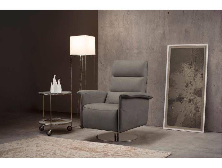 Sessel EGOITALIANO Kelly Designsessel , grau (steingrau), B:83cm H:105cm T:92cm, Luxus-Micofaser Lederoptik (100% Polyester) ist ein neues technisches Gewebe mit einem visuellen und taktilen Aspekt, der dem Nubuk sehr nahe kommt, mit innovativen Eigenschaften. Seine außerordentliche Weichheit kommt von einem exklusiven Produktionsprozess, der Unreinheiten und Unregelmäßigkeiten beseitigt. Das Ergebnis ist eine bemerkenswert samtige Faser, die durch das Vorhandensein von Körnern verstärkt wird. Von der einfarbigen Eleganz der warmen Farben und der Vielfalt an trendigen Farben, die es zu seiner eigenen Stärke und Persönlichkeit machen., Sessel, Einzelsessel Relaxsessel, drehbar, manuelle Relaxfunktion mit Push-Back-Mechanismus von BAUR