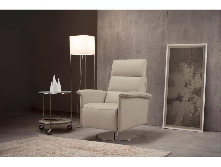Sessel EGOITALIANO Kelly Designsessel , weiß (paper), B:83cm H:105cm T:92cm, Leder u00bbBULLu00ab (echtes Rindsleder). Geschliffenes, pigmentiertes und behandeltes Rindsleder mit einer Dicke von 1, 3-1, 5 mm. Dieses Leder zeigt eine ziemlich weiche Hand mit einem halb undurchsichtigen Aussehen. Es handelt sich um ein geschütztes Leder. Eine leichte Deckschicht schützt sie vor Flecken, ohne ihre ursprünglichen Eigenschaften zu verändern. Die geschützten Leder kombinieren die Vorteile von Natürlichkeit und Weichheit mit einer guten Beständigkeit gegen Verschleiß und Ausbleichen. Das Vorhandensein der charakteristischen Zeichen, die das Leben des Tieres bestimmen, wie Narben, Körnungsunterschiede, Falten, Adern, Disharmonien in Farbtönen, beweisen ihre absolute Echtheit und großen Wert., Sessel, Einzelsessel Relaxsessel, drehbar, manuelle Relaxfunktion mit Push-Back-Mechanismus von BAUR