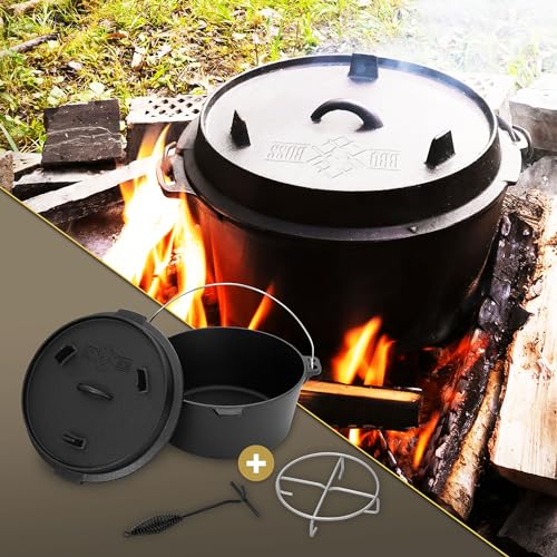 BBQ#BOSS Dutch Oven Set BBQ 9 Liter, Eingebrannter Feuertopf aus Gusseisen, Kochtopf mit Deckelheber und Edelstahluntersetzer, Schmortopf mit Schlitz für Themormeter, Grilltopf für Outdoor & Indoor von BBQ#BOSS