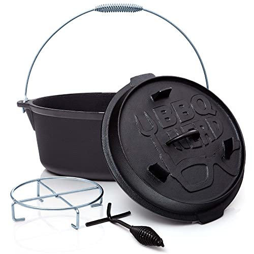 BBQ-Nerd© Dutch Oven "Professional" 7,3L mit Ständer | bereits eingebrannt - preseasoned | Gusseisen Feuertopf mit Deckel und integr. Bratpfanne | Feuerfester Grill & Camping Kochtopf mit Deckelheber von BBQ Nerd