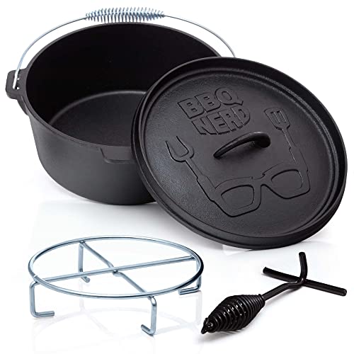 BBQ-Nerd© Dutch Oven "Starter" 3,1L mit Ständer| bereits eingebrannt - preseasoned | Gusseisen Feuertopf, Bräter mit Deckel inkl. Deckelheber | Feuerfester Grill & Camping Kochtopf, Grilltopf von BBQ Nerd