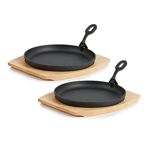 BBQ-Toro Gusseisen Servierpfännchen mit Holzunterlage (2 Stück) | Ø 22 cm - rund | bereits eingebrannt - preseasoned | Grillpfännchen mit abnehmbarem Griff | Gusseisenpfanne, Paella Pfanne von BBQ-Toro