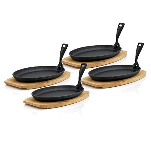 BBQ-Toro Gusseisen Servierpfännchen mit Holzunterlage (4 Stück) | 27 x 18 x 3 cm - oval | bereits eingebrannt - preseasoned | Grillpfännchen mit abnehmbarem Griff | Gusseisenpfanne, Paella Pfanne von BBQ-Toro