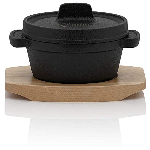 BBQ-Toro Mini Dutch Oven (1 Stück) | Ø 11 cm | Gusseisen Serviertopf mit Holzunterlage | bereits eingebrannt - preseasoned | Kochtopf kleiner Bräter Gusstopf von BBQ-Toro