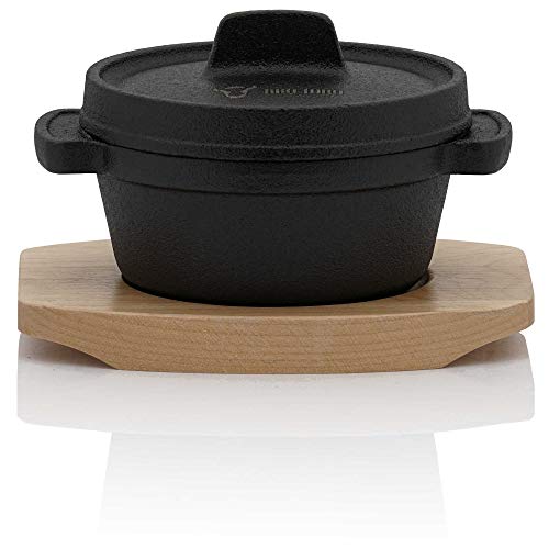 BBQ-Toro Mini Dutch Oven (1 Stück) | Ø 11 cm | Gusseisen Serviertopf mit Holzunterlage | bereits eingebrannt - preseasoned | Kochtopf Kleiner Bräter Gusstopf von BBQ-Toro