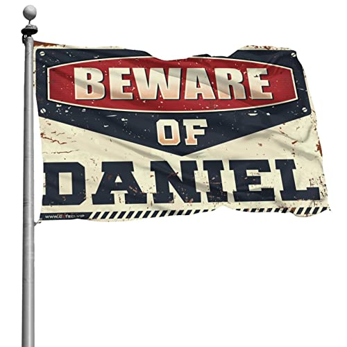 ManCave-Zubehör und Dekoration, Motiv: Beware Of Daniel, lustige Poster für Studentenwohnheim, Flagge für Wohnheim, lustig, 60 x 90 cm ManCave-Zubehör und Dekoration, Motiv: Beware Of Daniel, lustige Poster für Studentenwohnheim, Flagge für Wohnheim, lustig, 60 x 90 cm von BDIX