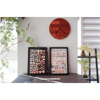 Acryl-Deckel Emaille Pin Vitrine, Kunstlederrahmen, Tabletop Badge Box von BECOSMICSTUDIO