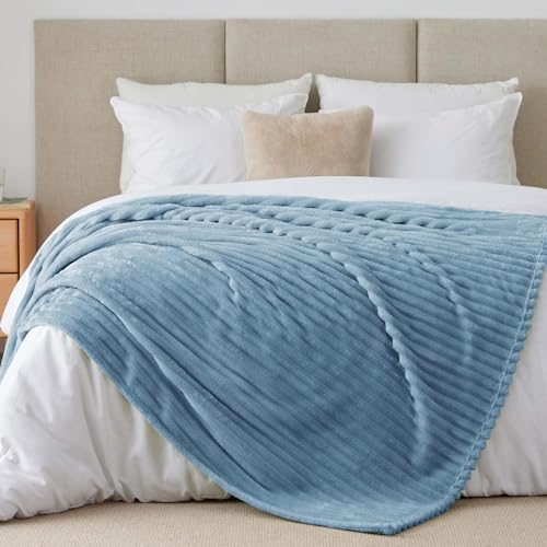 BEDELITE Kuscheldecke Flauschig Decke Extra Groß - weiche Flanell Decken Blau 230x270 für Bett, Deko Streifen Cord Fleecedecke Hellblau als Tagesdecke für Schlafzimmer, King Blanket Wide Use von BEDELITE