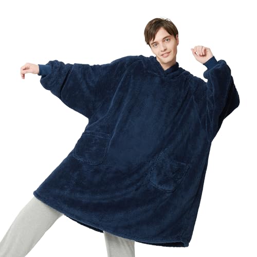 BEDSURE Hoodie Decke mit Ärmeln - Kuschelpullover als Geschenke für Männer - Übergroßer Tragbare Decke Kuscheldecke mit Ärmeln Geschenke zum Vatertag Männertag Herren Damen xxl, Blau 107x90 cm von BEDSURE