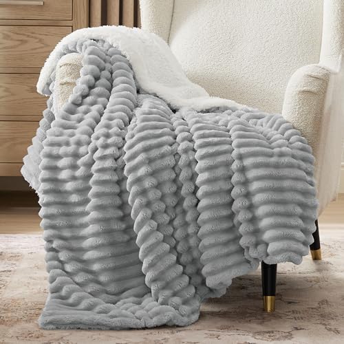 BEDSURE Sherpa Decke Hellgrau - Warme Dicke Kuscheldecke Flauschig, Sofadecke Couchdecke Winterdecke, Wohndecke 150x200 cm XL Wohn- & Kuscheldecken von BEDSURE