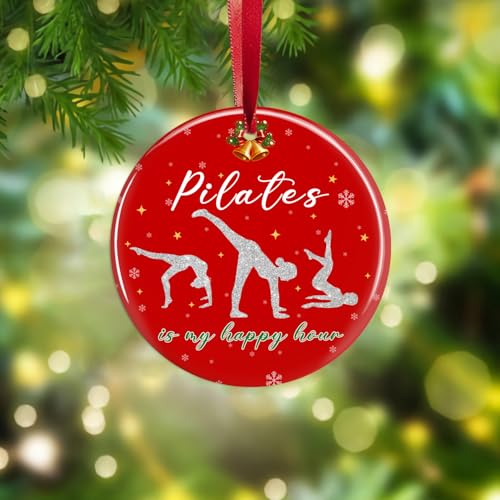 Pilates-Weihnachtsdekoration 2025, Pilates-Baum-Ornament, Weihnachtsdekoration, Geschenke für Pilates-Lehrer, Yoga-Workout, Fitness-Enthusiasten, weibliches Mädchen, Frauen, Andenken, Pilates ist Pilates-Weihnachtsdekoration 2025, Pilates-Baum-Ornament, Weihnachtsdekoration, Geschenke für Pilates-Lehrer, Yoga-Workout, Fitness-Enthusiasten, weibliches Mädchen, Frauen, Andenken, Pilates ist von BEETHIS