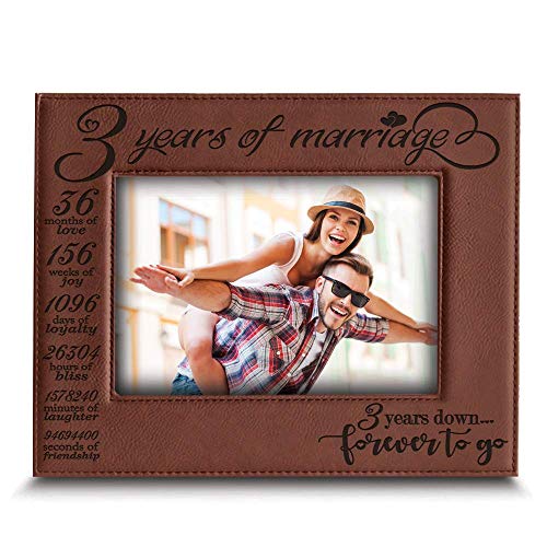 BELLA BUSTA - 3 Years of Marriage-3 Years Down Forever to Go Bilderrahmen aus Leder (12,7 x 18,8 cm, horizontal) von BELLA BUSTA