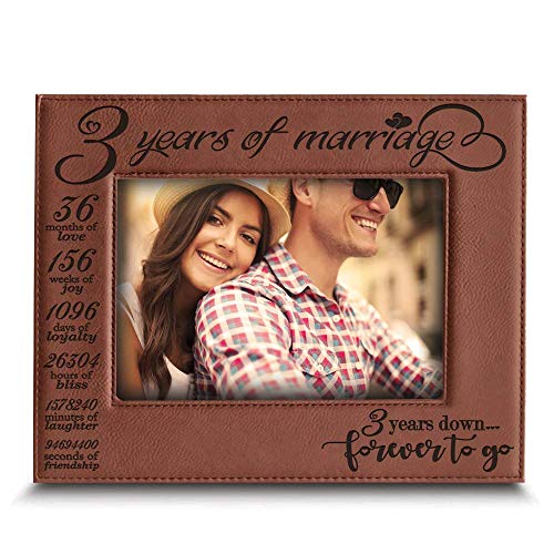 BELLA BUSTA Leder-Bilderrahmen mit Gravur "3 Years of Marriage-3 years Down-Forever to go" BELLA BUSTA Leder-Bilderrahmen mit Gravur "3 Years of Marriage-3 years Down-Forever to go" von BELLA BUSTA