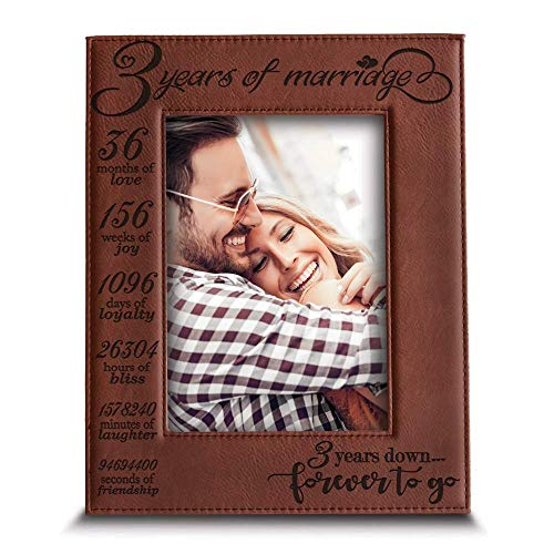 Bella Busta - 3 Years of Marriage-3 Years Down Forever to go Gravierter Leder-Bilderrahmen (12,7 x 17,8 cm vertikal) (Rawhide)) von BELLA BUSTA