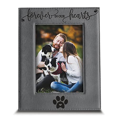 Bella Busta -Forever in our Hearts-Pet Gedenk-Hunde-Gedenkstätte, Katzen-Gedenkgeschenk Trauergeschenke, Haustier-Verlust-Gravur, Leder-Bilderrahmen, vertikal, 12,7 x 17,8 cm Bella Busta -Forever in our Hearts-Pet Gedenk-Hunde-Gedenkstätte, Katzen-Gedenkgeschenk Trauergeschenke, Haustier-Verlust-Gravur, Leder-Bilderrahmen, vertikal, 12,7 x 17,8 cm von BELLA BUSTA