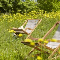 Berah Getah - Set aus 2 Liegestühlen aus Akazienholz und grauem Stoff von BERAH GETAH