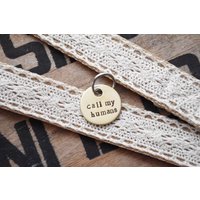 Call My Humans Tag - Handgestempelter Hundeanhänger Gravierte 1-Zoll-Scheibe Katzenhalsband-Charm-Tags Lustige Hundeleine Messing- Oder von BERKLEYandBEAN