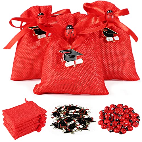 24 pcs Geschenksäckchen Rot mit 24 pcs Doktorhut Charms und 50 pcs Marienkäfer Deko zum Abschluss Gastgeschenk usw. von BETESSIN