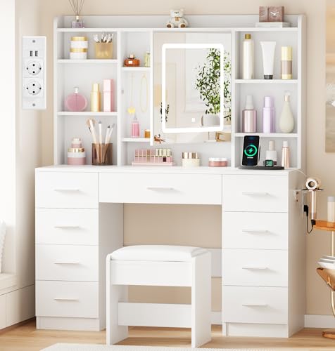 BEWISHOME Großer Schminktisch mit LED Beleuchtung und Steckdosen, Einstellbare Helligkeit, Frisiertisch mit Spiegel und Hocker, Modern Kosmetiktisch mit 9 Schubladen,7 offene Regale,Weiß EFST36W von BEWISHOME