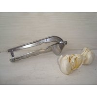 Knoblauchpresse - Einfache Und Mühelose Möglichkeit, Ihren Mahlzeiten Geschmack Zu Verleihen Vintage Aus Aluminium von BGvintageART