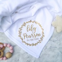 Personalisierte Name Und Geburtsdatum Kranz Weiße Baumwolldecke - Neues Baby Geschenk Personalisierte Name Und Geburtsdatum Kranz Weiße Baumwolldecke - Neues Baby Geschenk von BHWDesigns