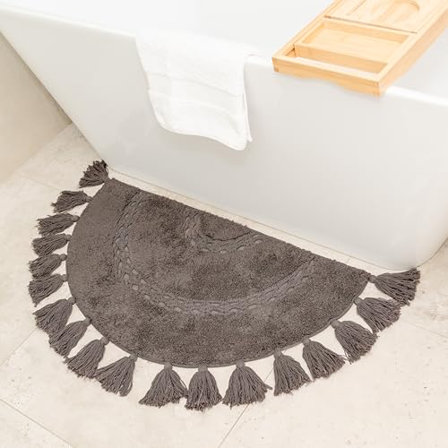 BIEN BEAU Halbkreis-Boho-Teppich mit Quasten für Ihr Badezimmer – wunderschön handgefertigt mit Häkeleinsatz – weiche 100% Baumwolle – rutschfeste böhmische Schlafzimmer-Badematte Dekor – BIEN BEAU Halbkreis-Boho-Teppich mit Quasten für Ihr Badezimmer – wunderschön handgefertigt mit Häkeleinsatz – weiche 100% Baumwolle – rutschfeste böhmische Schlafzimmer-Badematte Dekor – von BIEN BEAU