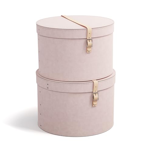 BIGSO RUT 2er-Set Aufbewahrungsbox mit Deckel – runde Ordnungsbox mit Lederriemen – große und kleine Hutschachtel aus 100% recycelter Faserplatte und Papier in Leinenoptik – rosa BIGSO RUT 2er-Set Aufbewahrungsbox mit Deckel – runde Ordnungsbox mit Lederriemen – große und kleine Hutschachtel aus 100% recycelter Faserplatte und Papier in Leinenoptik – rosa von BIGSO BOX OF SWEDEN