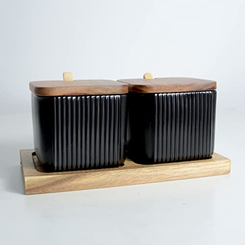 BIHOIB Schwarze Porzellan Zuckerdose Gewürztopf Salzbehälter mit Holzdeckel, Löffel und Tablett, moderne Gewürzbox Gewürzglas, 2 Stück von BIHOIB