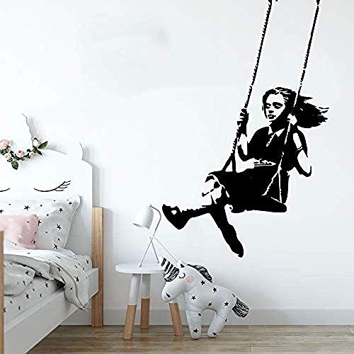 Große Banksy Swinging Girl Wandaufkleber Kinderzimmer Kinderzimmer Graffitti Street Culture Banksy Wandtattoo Schlafzimmer Vinyl Dekor 56X36Cm von BKDPW
