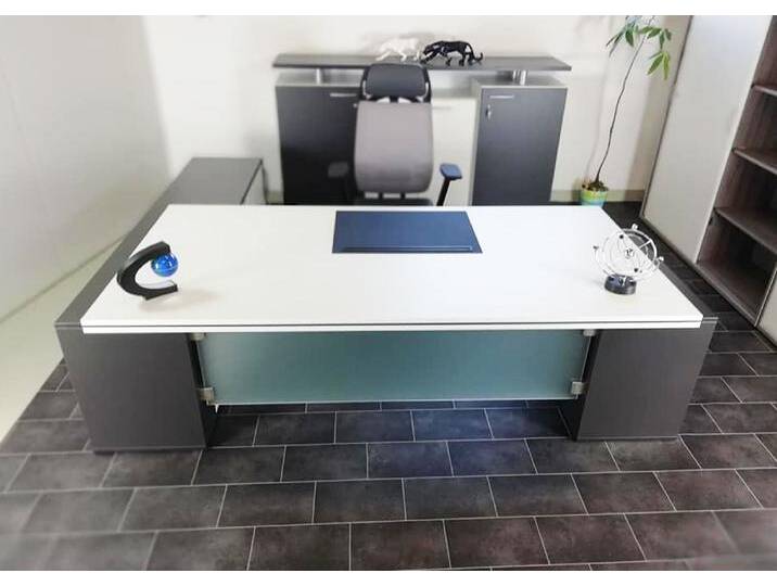 Chefbürotisch Chefschreibtisch Kombination Pendo Bestform Glas Design anthrazit weiss Top Vor-Ort-Artikel von BLA-Büro-Liebt-Ausstattung