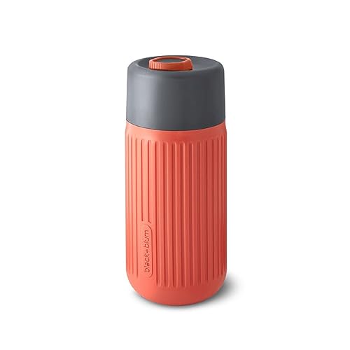 BLACK + BLUM Glas To-Go Becher | Coral | 340 ml | leichtes Borosilikatglas | rutschfeste, isolierende Silikonhülle | 100% auslaufsicher | verriegelbarer Verschluss | BPA-frei | Kaffeebecher to go von BLACK + BLUM